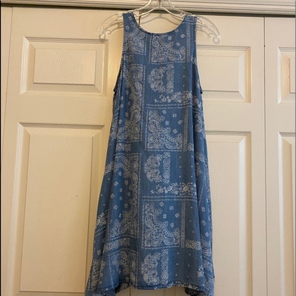 NWT lightweight Tencel dress. Cute keyhole w/ button closure on back. Pockets. - Picture 4 of 9